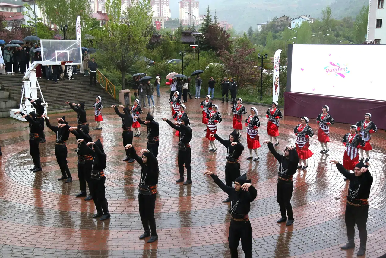 Günifest’te İlk Gün Coşkusu Kampüsü Sardı