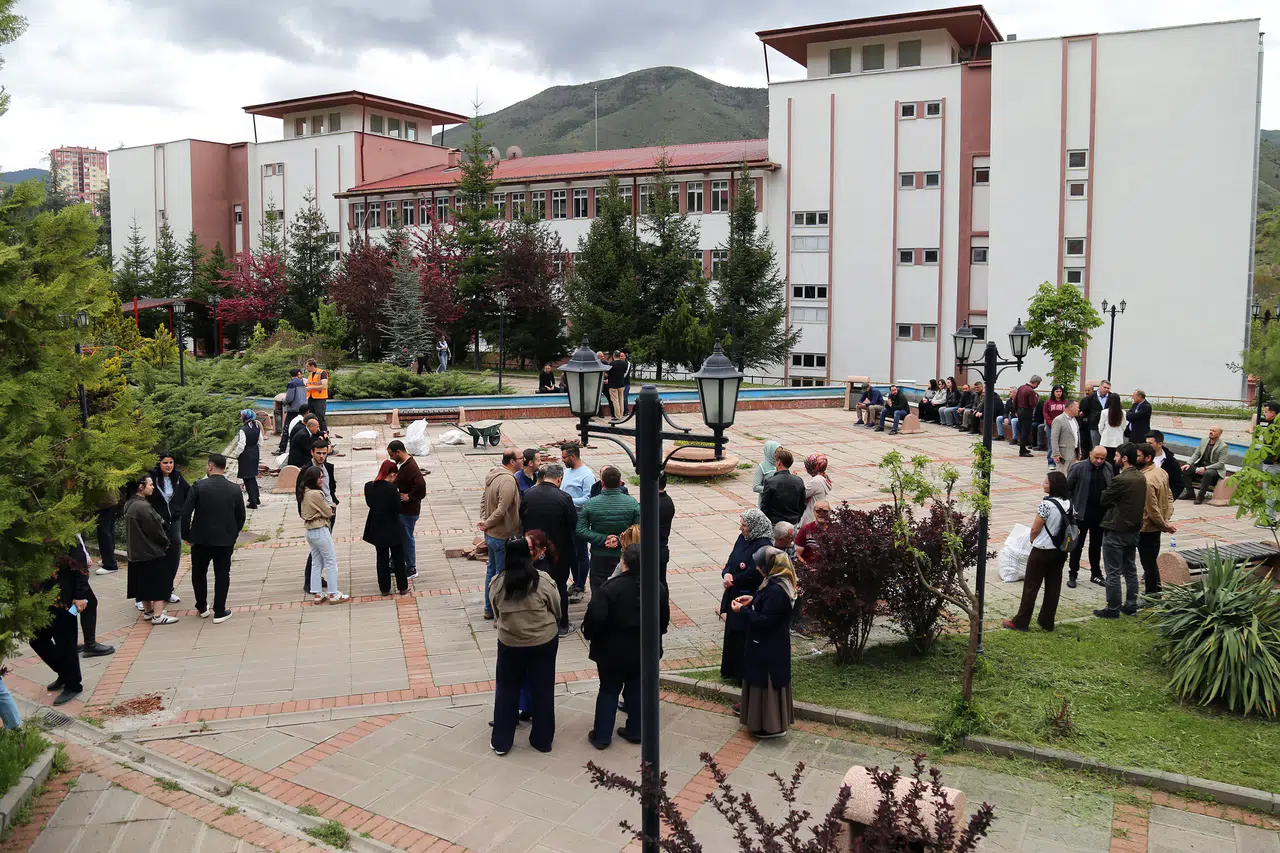 Gümüşhane Üniversitesinde Geniş Katılımlı Acil Durum Tahliye Tatbikatı Gerçekleştirildi