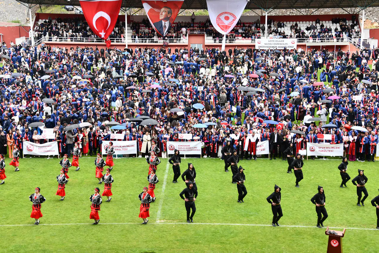 Gümüşhane'de Mezuniyet Coşkusu: Stadyum Tıklım Tıklım Doldu