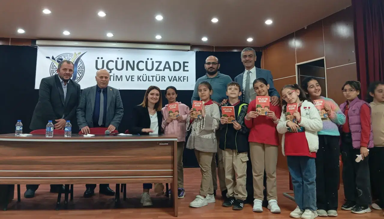 Köse'de Kitabı Okuyan Ödülü Kaptı: Öğrencilerin Yoğun İlgi Gösterdiği Yazar Yeni Müjdeyi Verdi!
