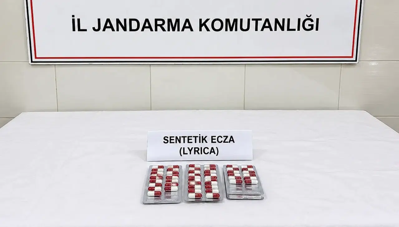 Şiran'da Jandarmadan Kaçamadılar: Araçtan ve Evden Sentetik Hap Çıktı