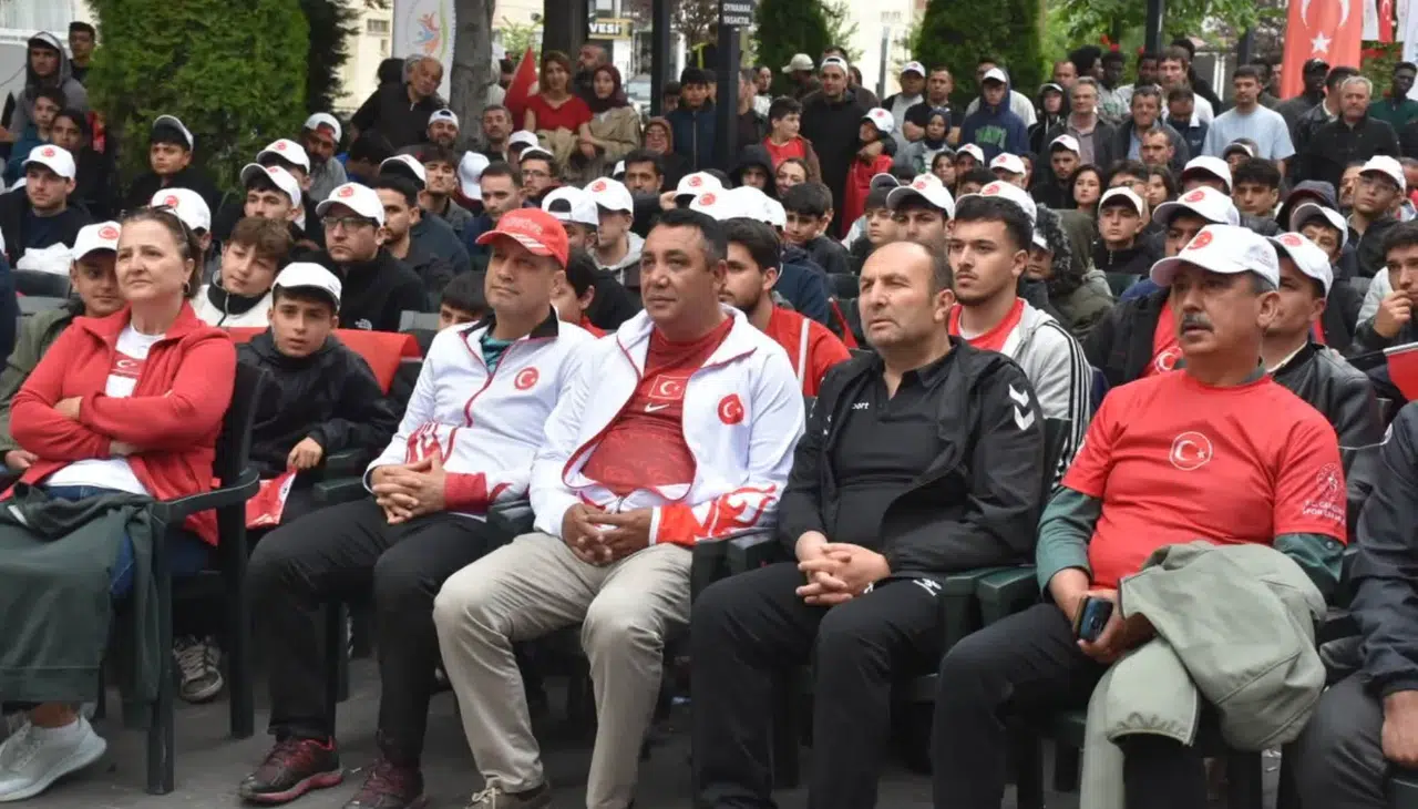 Gümüşhane'de Dünya Kupası heyecanı: Vatandaşlar dev ekran karşısında ...