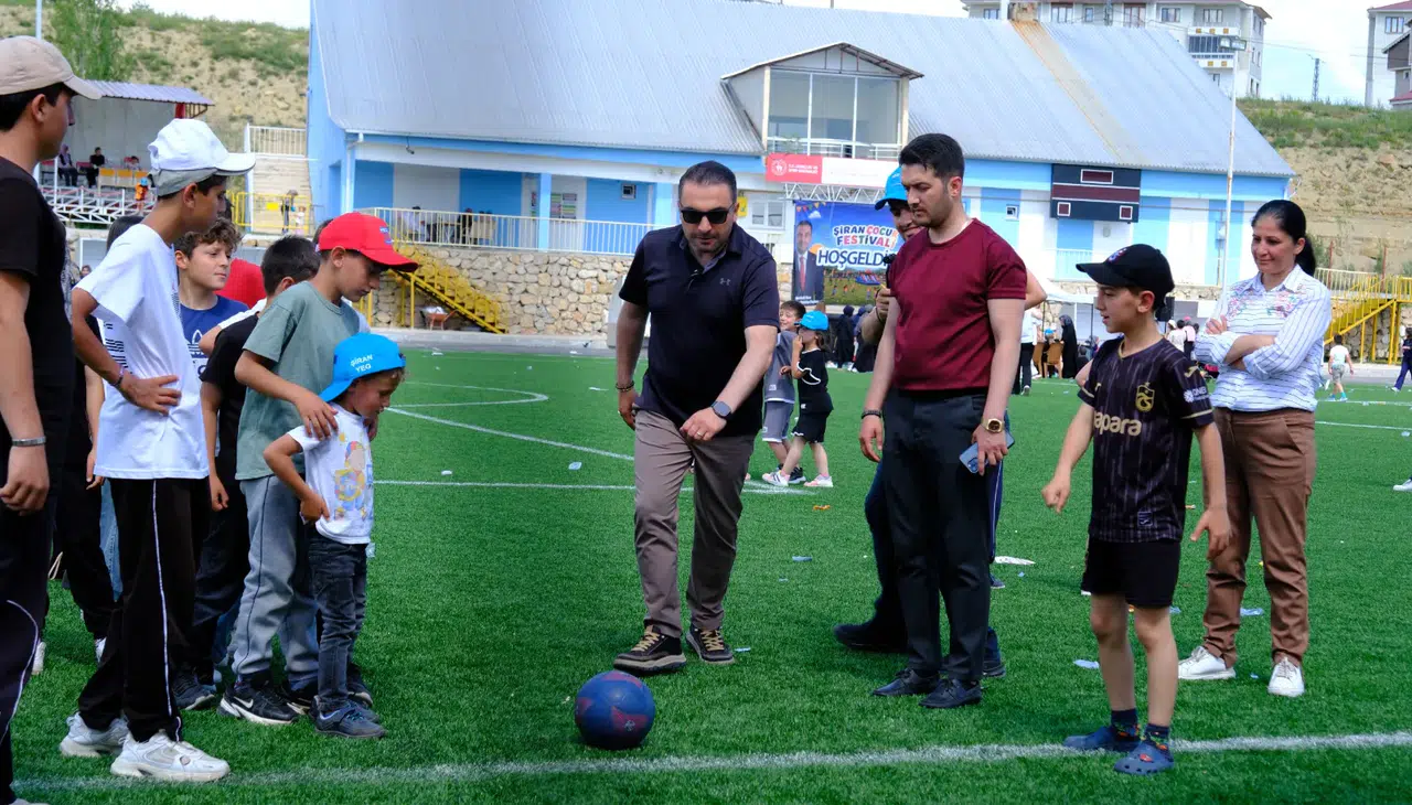 Şiran’da 3. Çocuk Festivali Coşkusu: İlçe Stadı Renkli Görüntülere Sahne Oldu