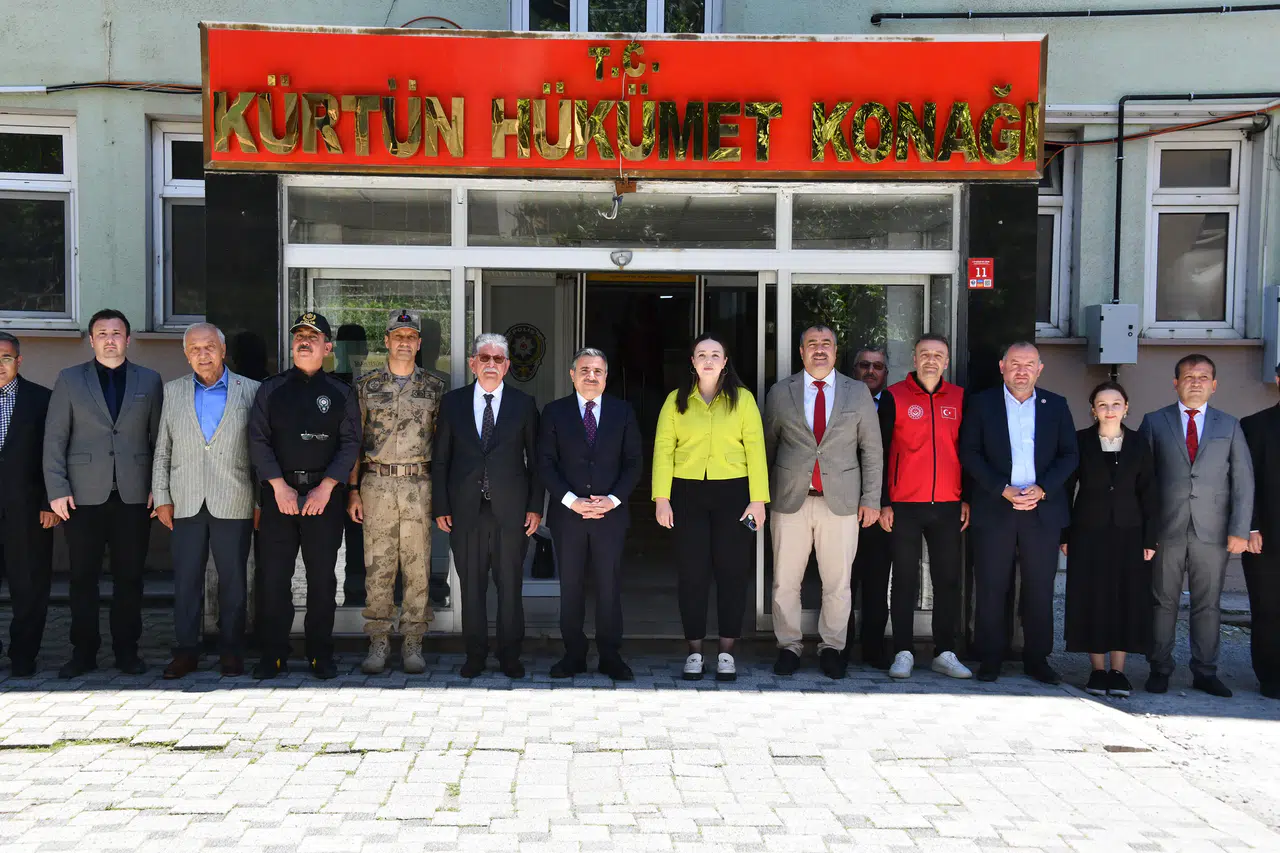 Vali Atay Kürtün’e Çıkarma Yaptı: Şehit Ailesinden Muhtarlara Yoğun Mesai