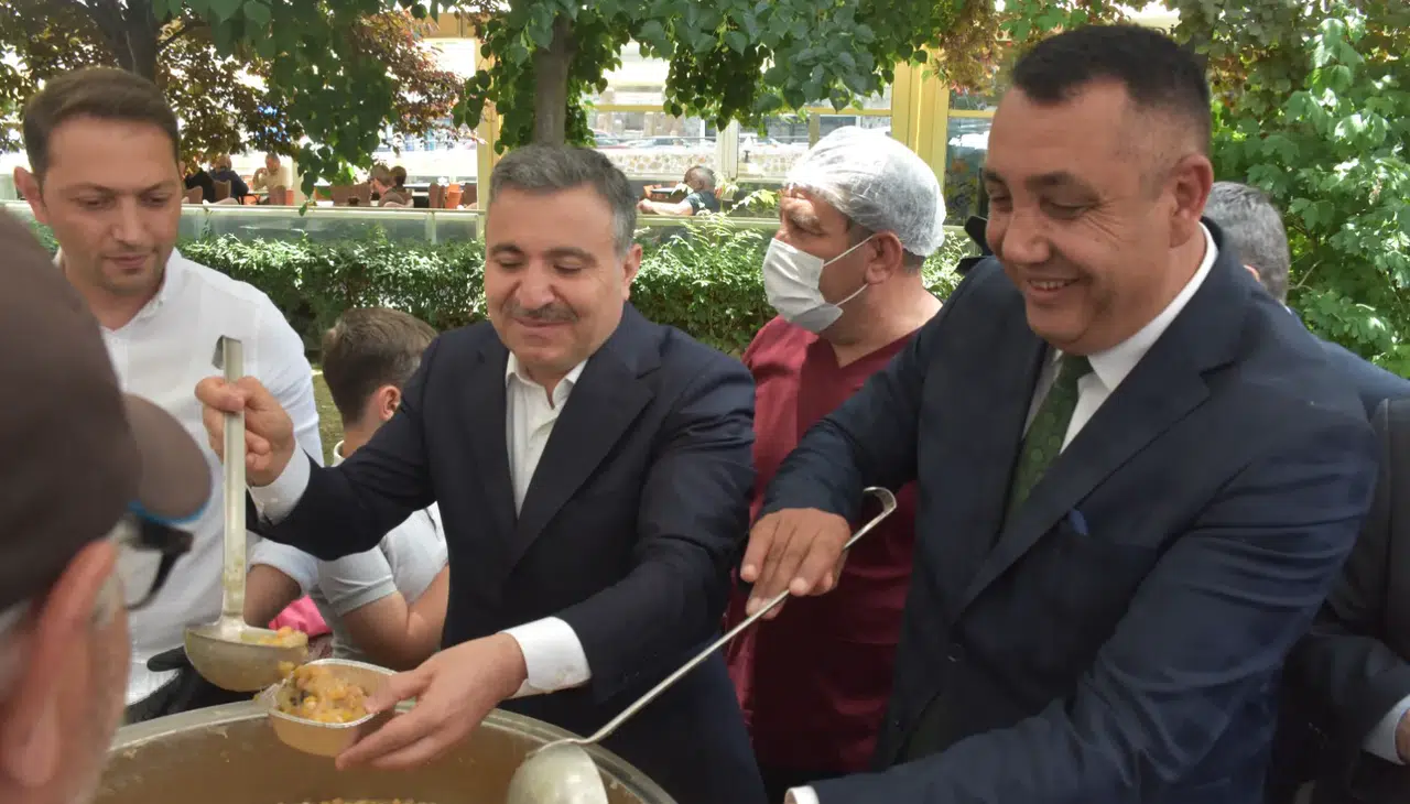 Gümüşhane'de Muharrem Ayı Bereketi: Fatih Parkı'nda Bin Kişilik Aşure İkramı