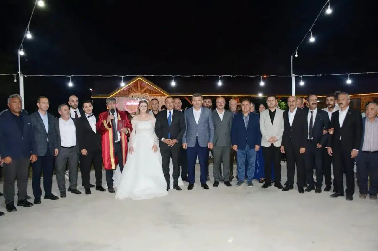 Torul’daki Düğünde Herkesi Duygulandıran An! Başkan Özdemir Kürsüye Bu Kez Kızı İçin Çıktı