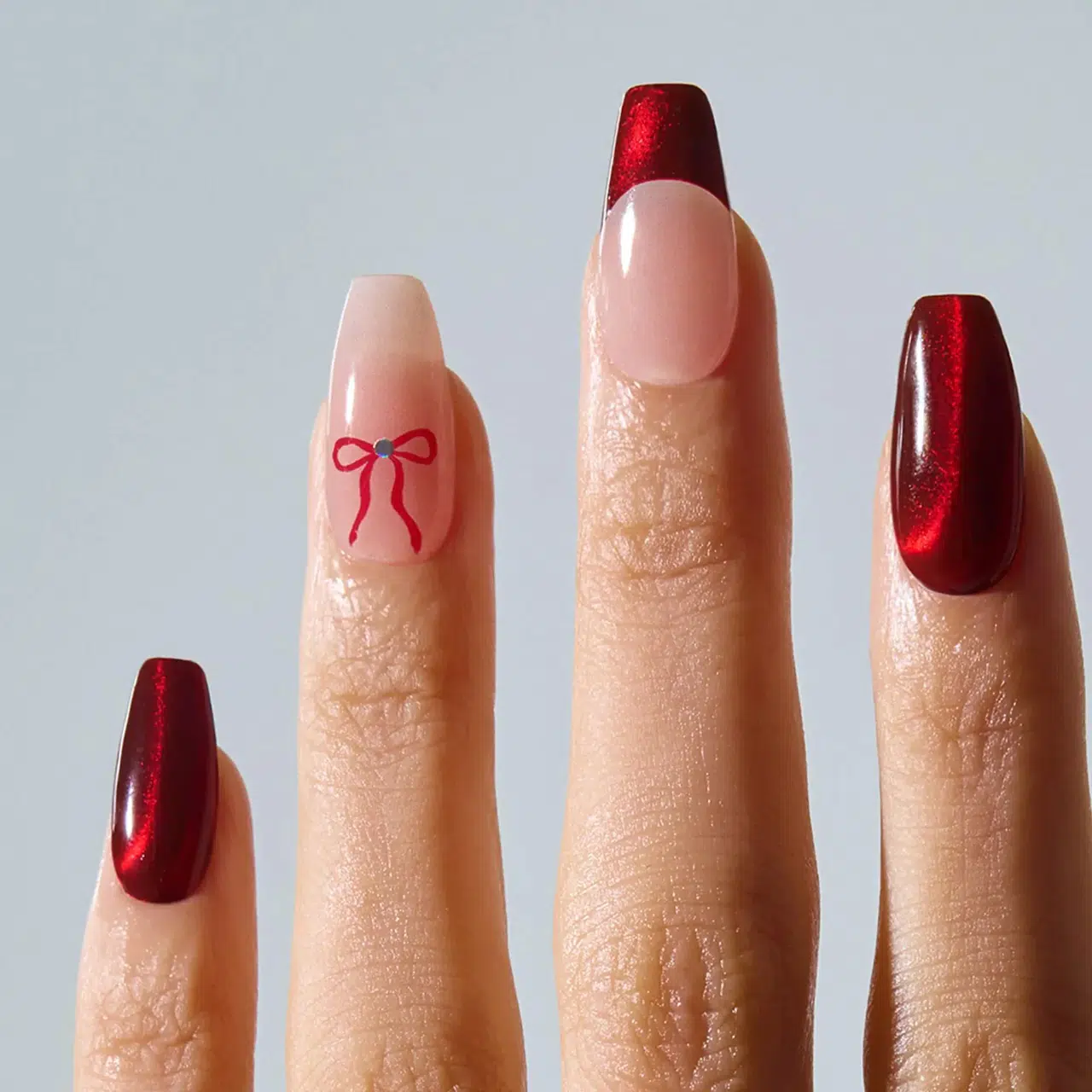 Simli Tırnak Modelleri ile Işıltılı ve Modern Nail Art Şıklığı