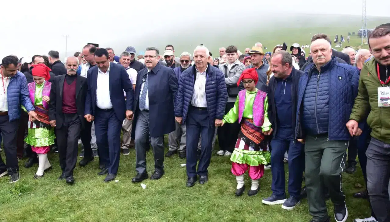 Taşköprü Yaylası'nda Horon Sesleri: 15. Santa-Taşköprü Şenlikleri Yapıldı