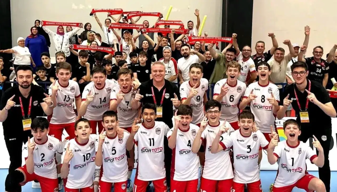 Türk Voleyboluna 62 Kupa Kazandıran Şeref Tok’tan Tarihi Başarı