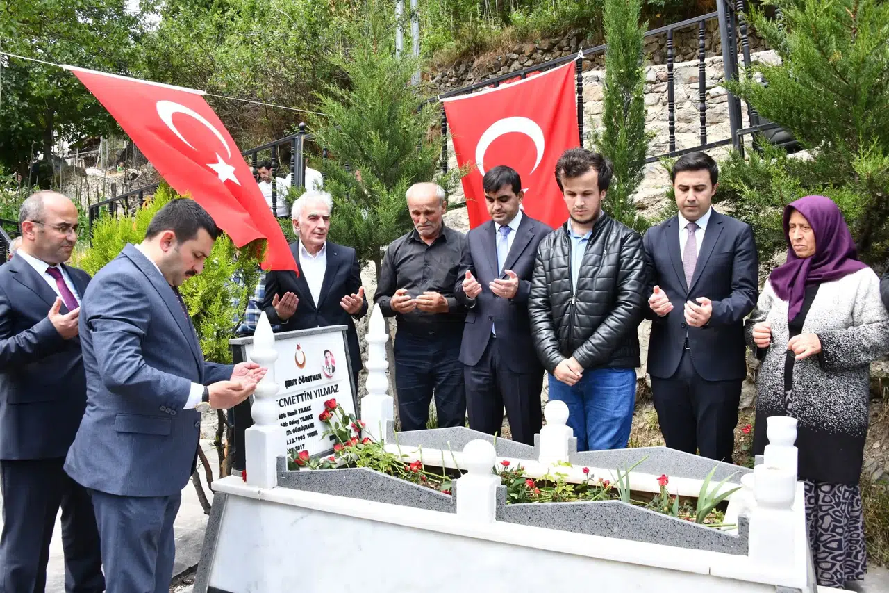 Şehit Öğretmen Necmettin Yılmaz Kabri Başında Dualarla Anıldı