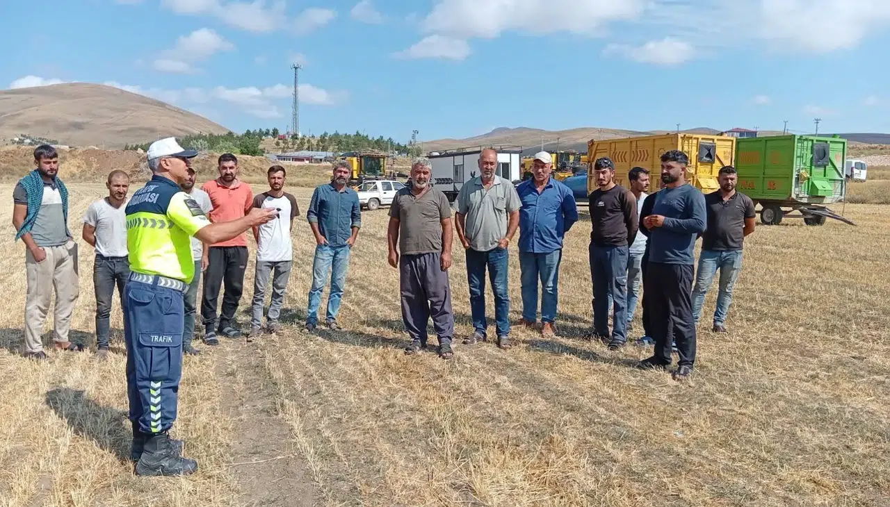 Jandarma Ekiplerinden Traktör ve Biçerdöver Sürücülerine Hayati Uyarılar