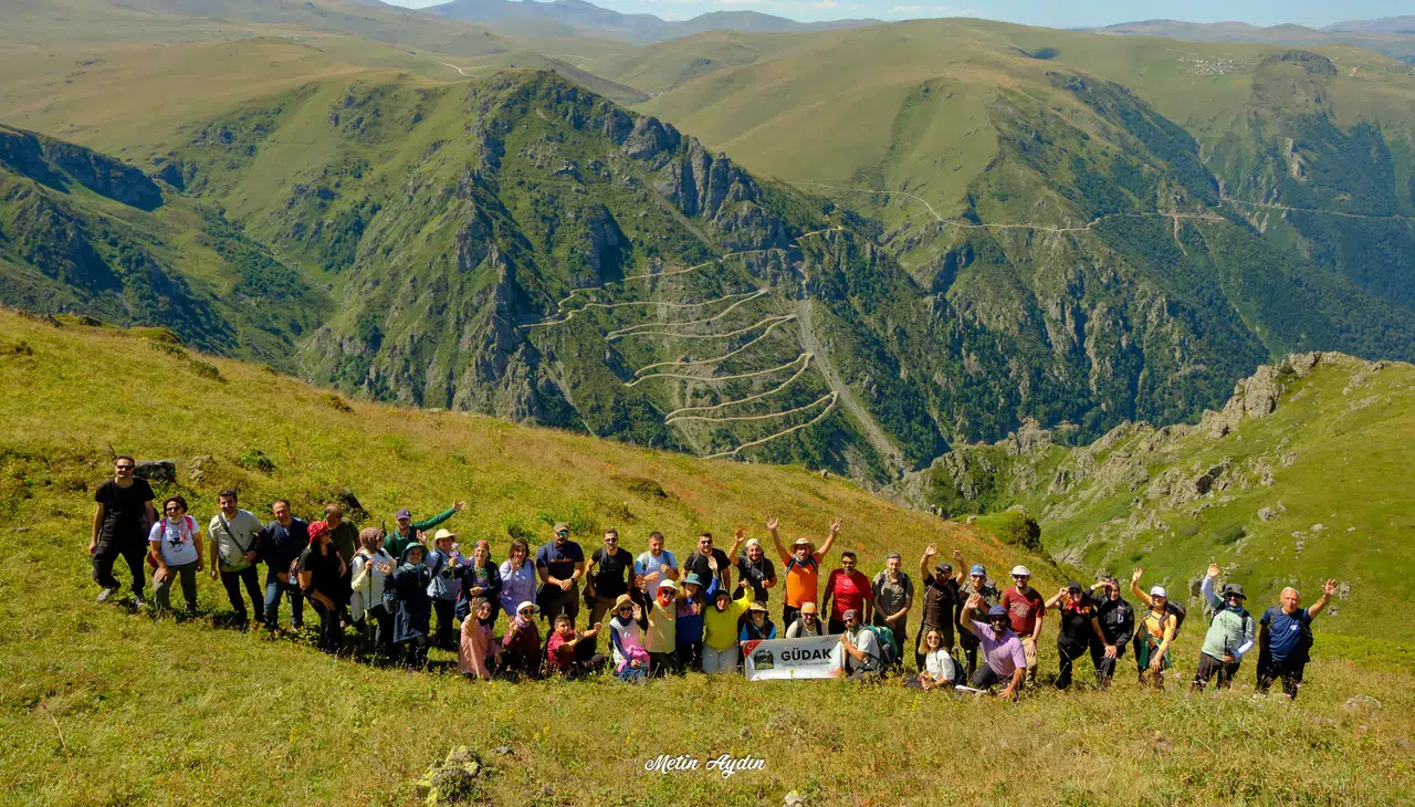 Önce Derebaşı manzarasını izlediler, ardından Kırklar’a tırmandılar