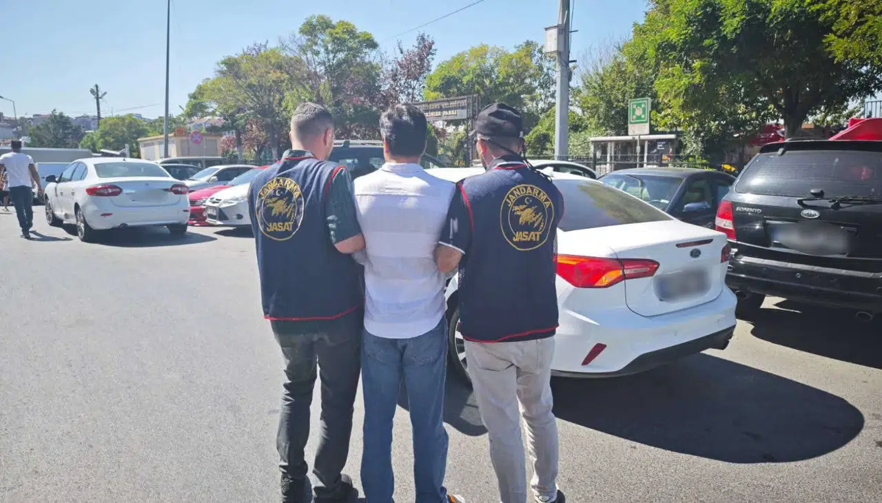 Gümüşhane JASAT'tan İstanbul'da Nokta Operasyon: 11 Yıl Hapis Cezası Bulunan Firari Yakalandı