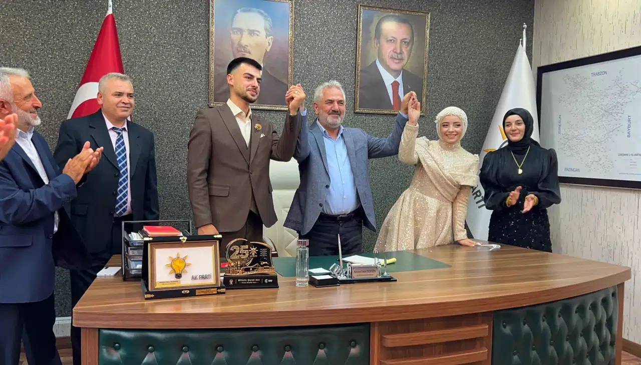 Nişan Yüzüklerini Taktıktan Sonra İlk Durakları AK Parti Oldu