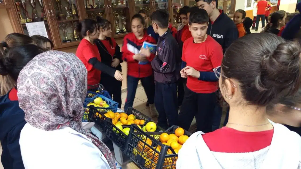 Gazipaşa Ortaokulu'nda 'Yerli ve Sağlıklı' Dönüşüm: Cips Yerine Elma, Çikolata Yerine Mandalina