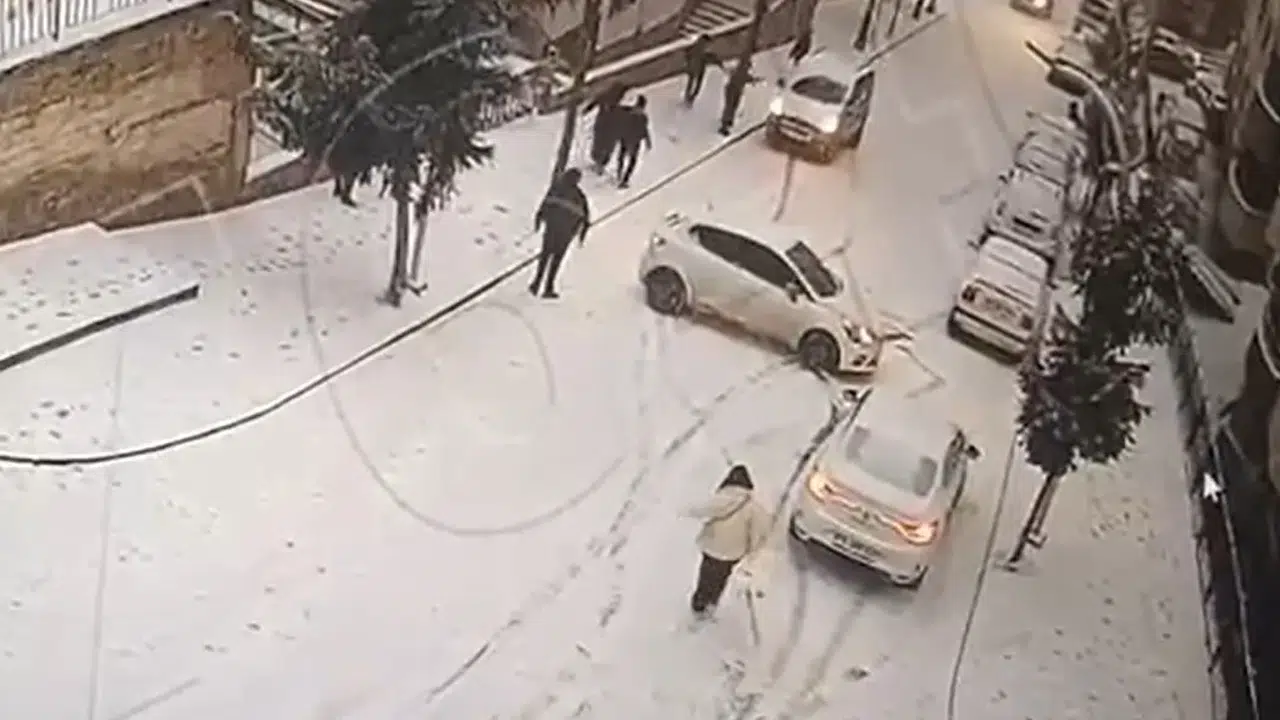 Gümüşhane'de buzlu yolda yokuş aşağı kayan araçlar kamerada