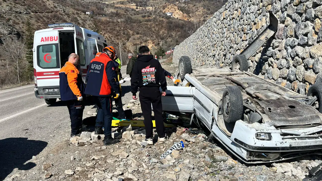 Gümüşhane’de otomobil ters döndü: 2 yaralı
