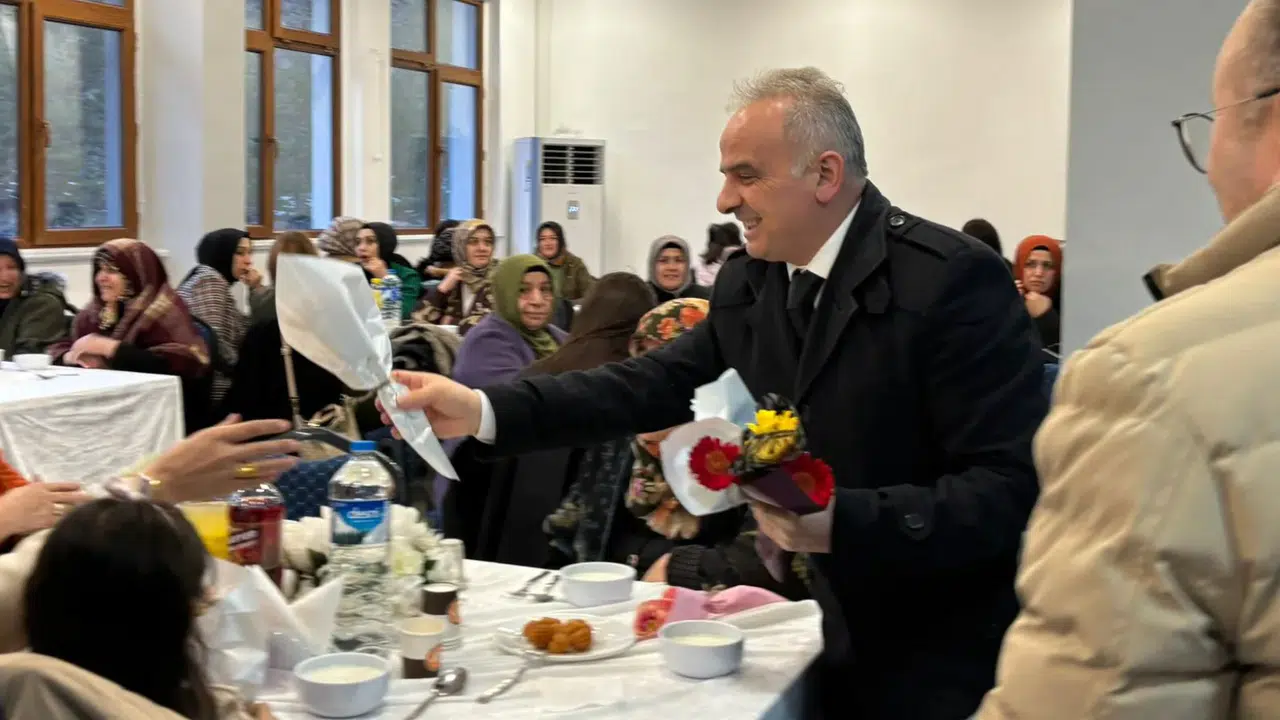 Tekke Belediyesi’nin 8 Mart Dünya Kadınlar Günü iftar programı yoğun ilgi gördü