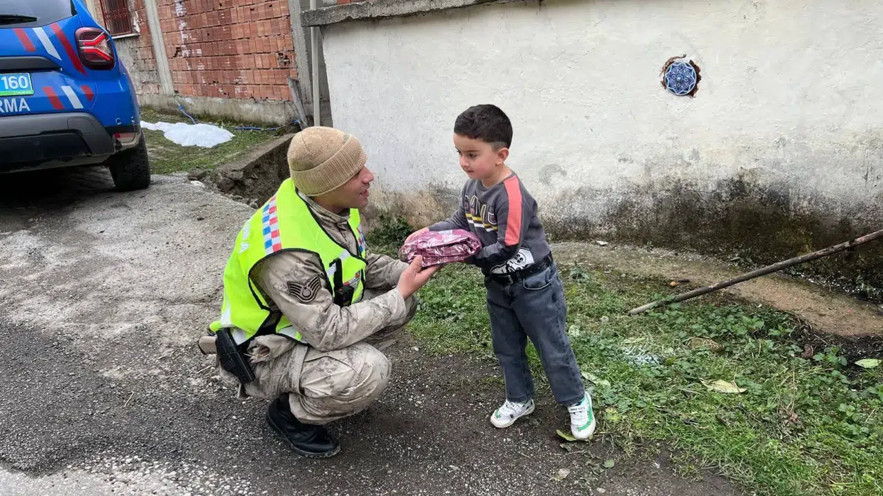 Gümüşhane'de minik kalplere Jandarma dokunuşu