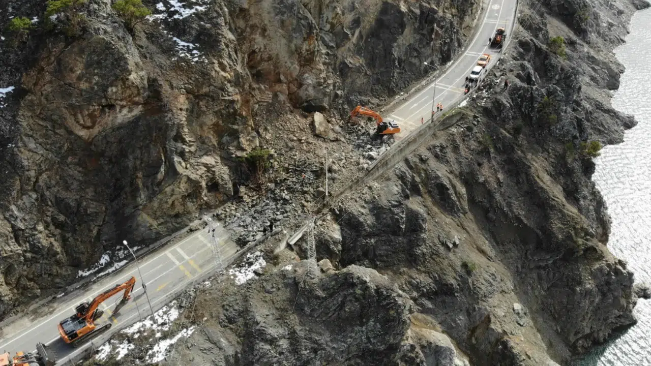 Kürtün yolunu kapatan heyelan havadan görüntülendi