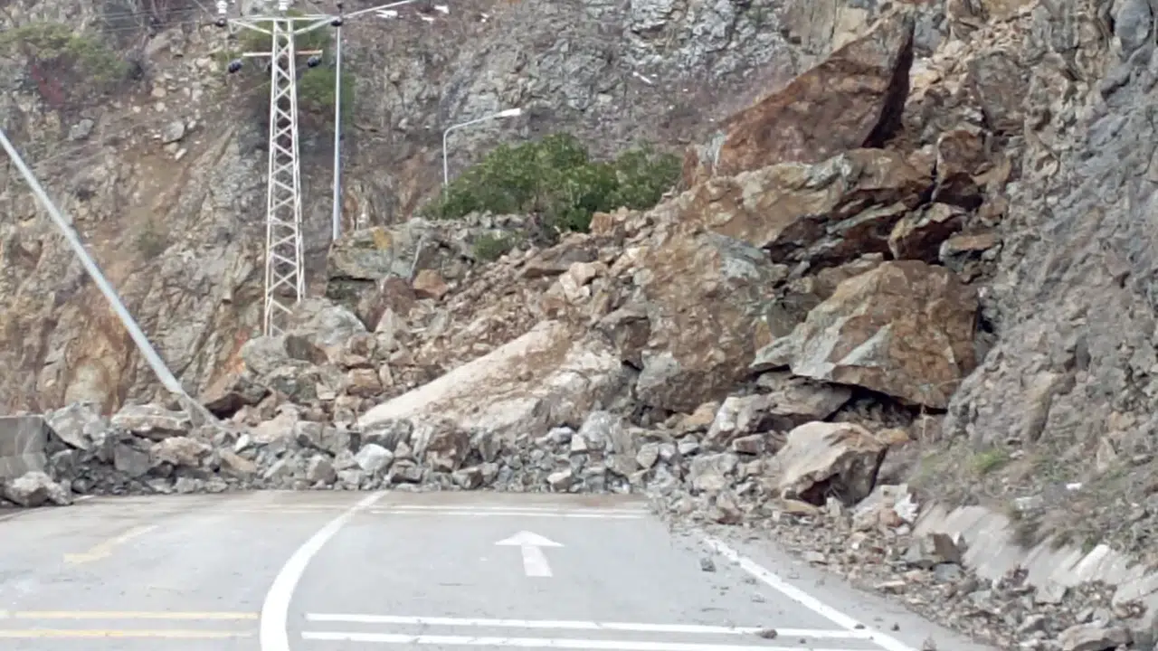 Kürtün’de dev kayalar yola indi! Karayolu çift yönlü trafiğe kapatıldı