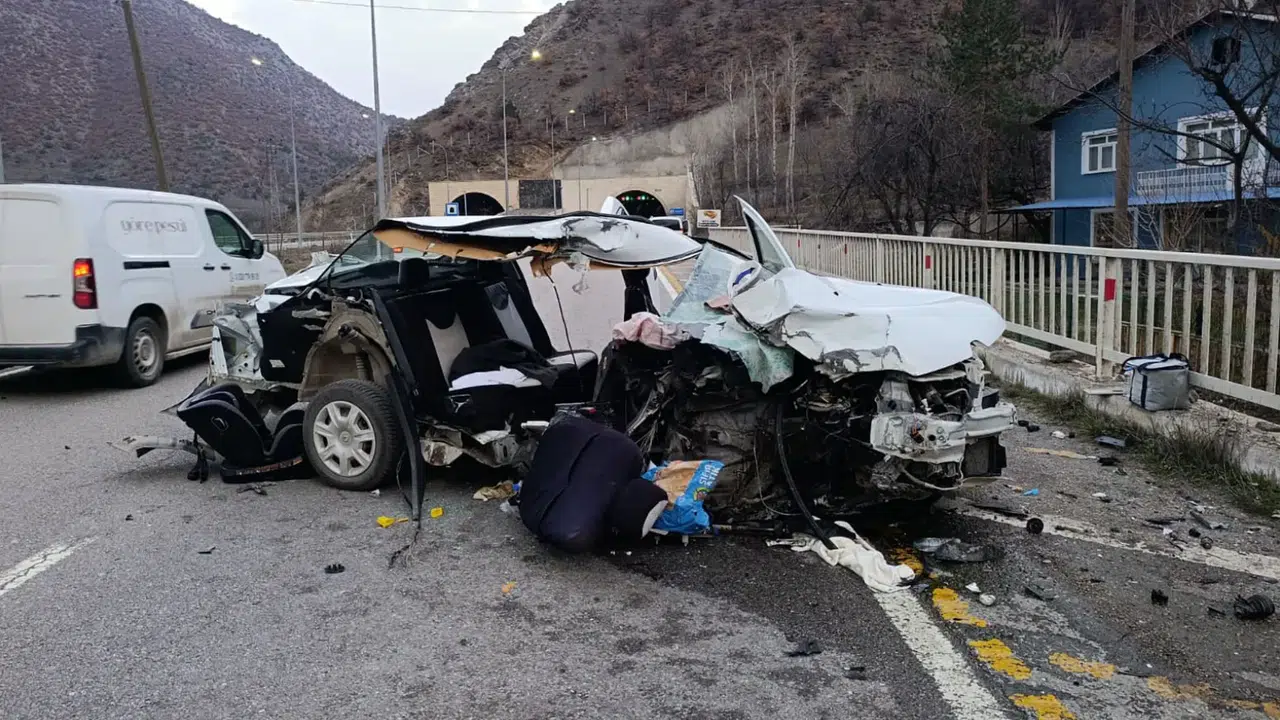 Hurdaya dönen araçtan sağ kurtuldular: 1’i bebek 3 yaralı