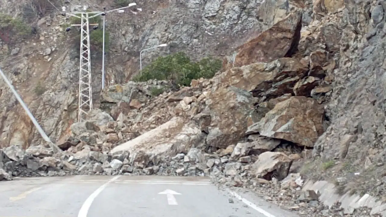 Kürtün’de dev kayalar yola indi! Karayolu çift yönlü trafiğe kapatıldı