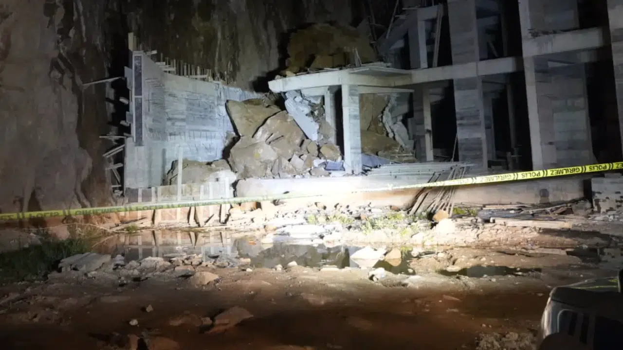 Gümüşhane’de dev kayalar gece yarısı binanın üstüne düştü