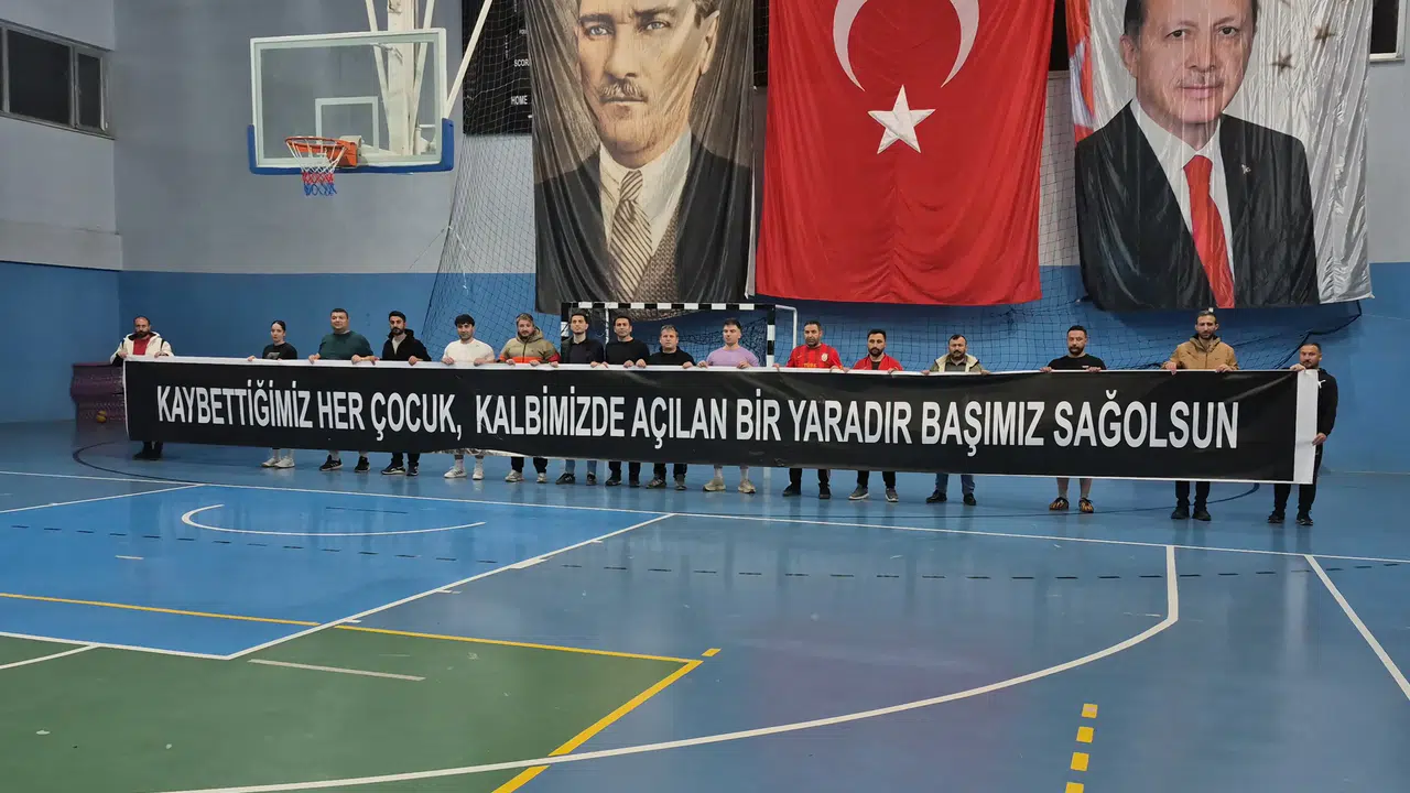 Sahada Hüzün ve Vefa Bir Arada: Kelkitli Eğitimcilerin Pankartı Yürek Burktu!