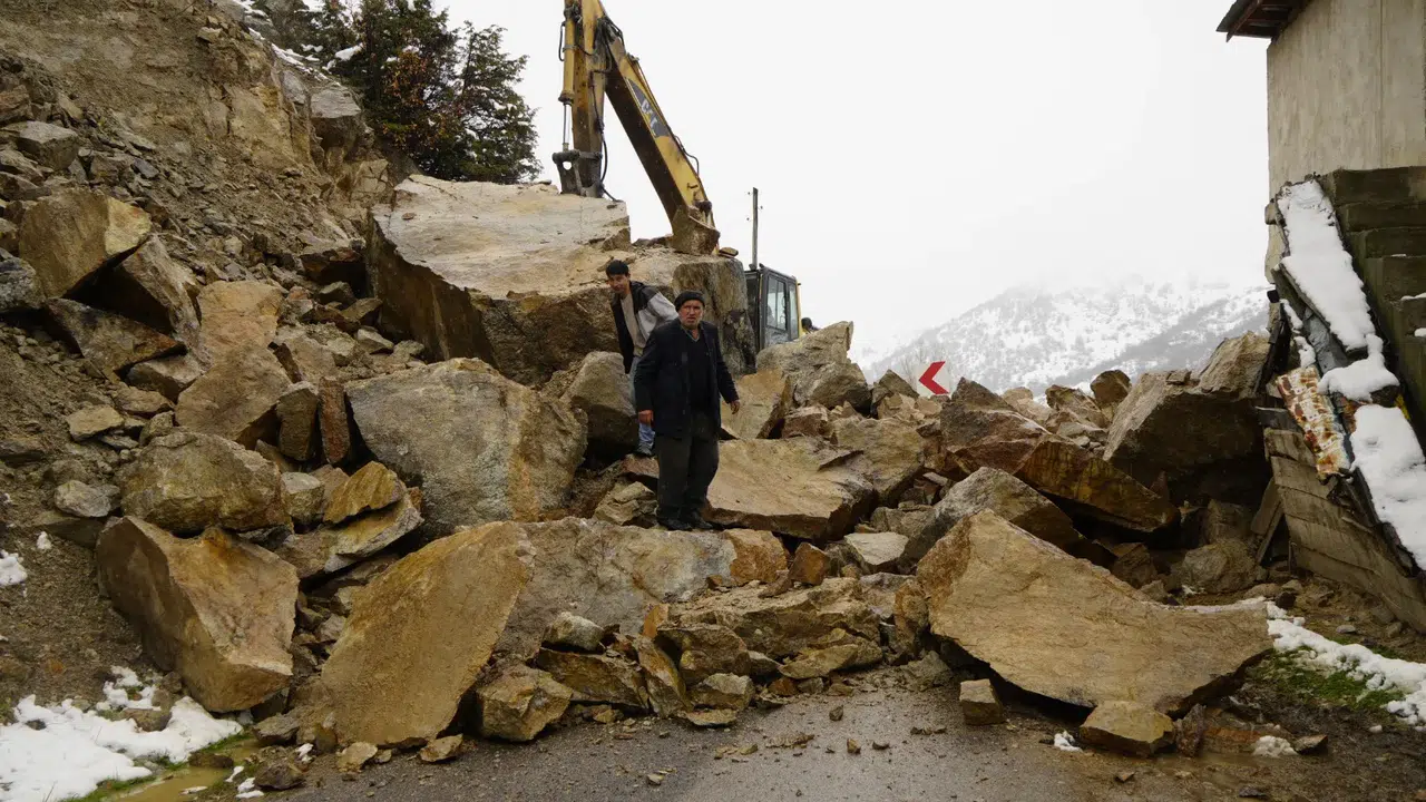 Gümüşhane’de gece yarısı dev kayalar ahırın üzerine düştü