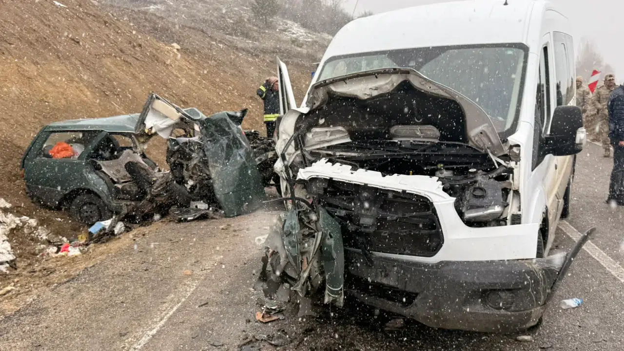 Kelkit’te feci kaza: Öğretmen servisi ile otomobil çarpıştı: 1 ölü, 10 yaralı