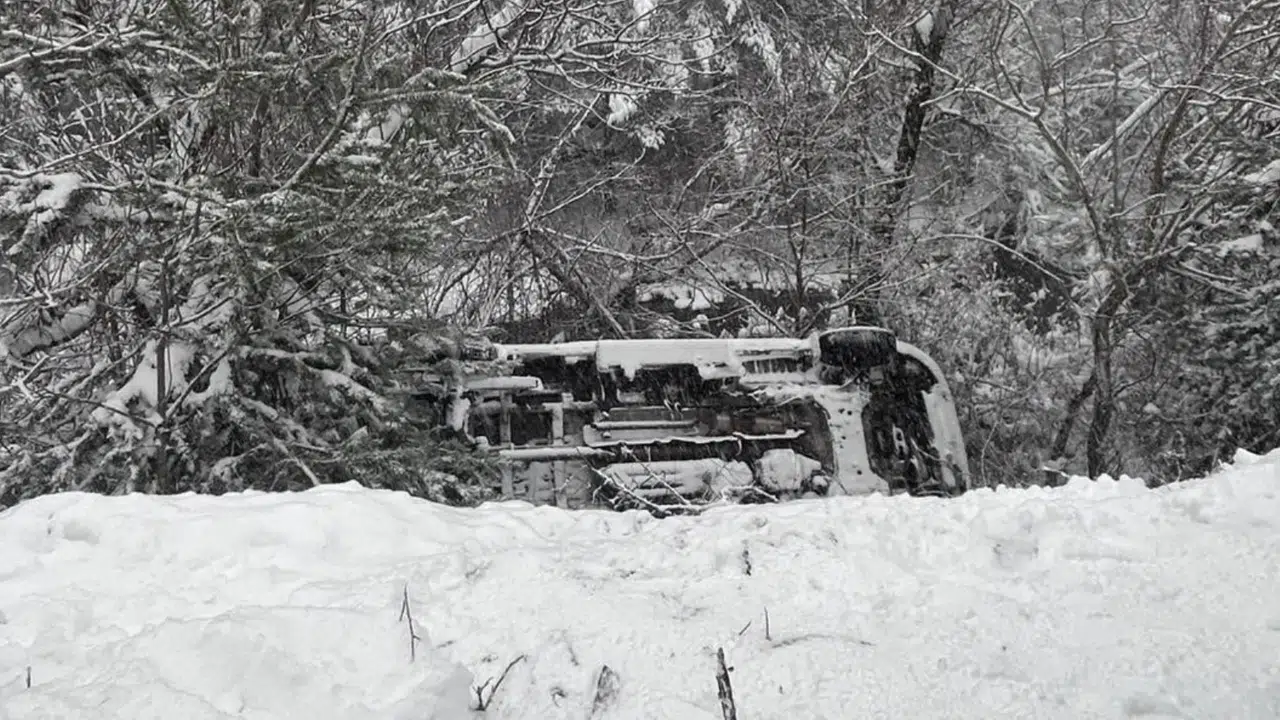 Gümüşhane'de ambulans dere yatağına yuvarlandı