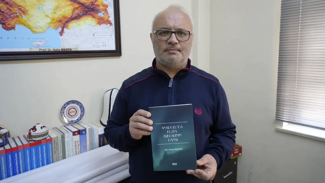 Türkiye’de ilk! Nafiz hoca Anadolu’nun 1700 yıllık kuzey ışıkları tarihini kitaplaştırdı