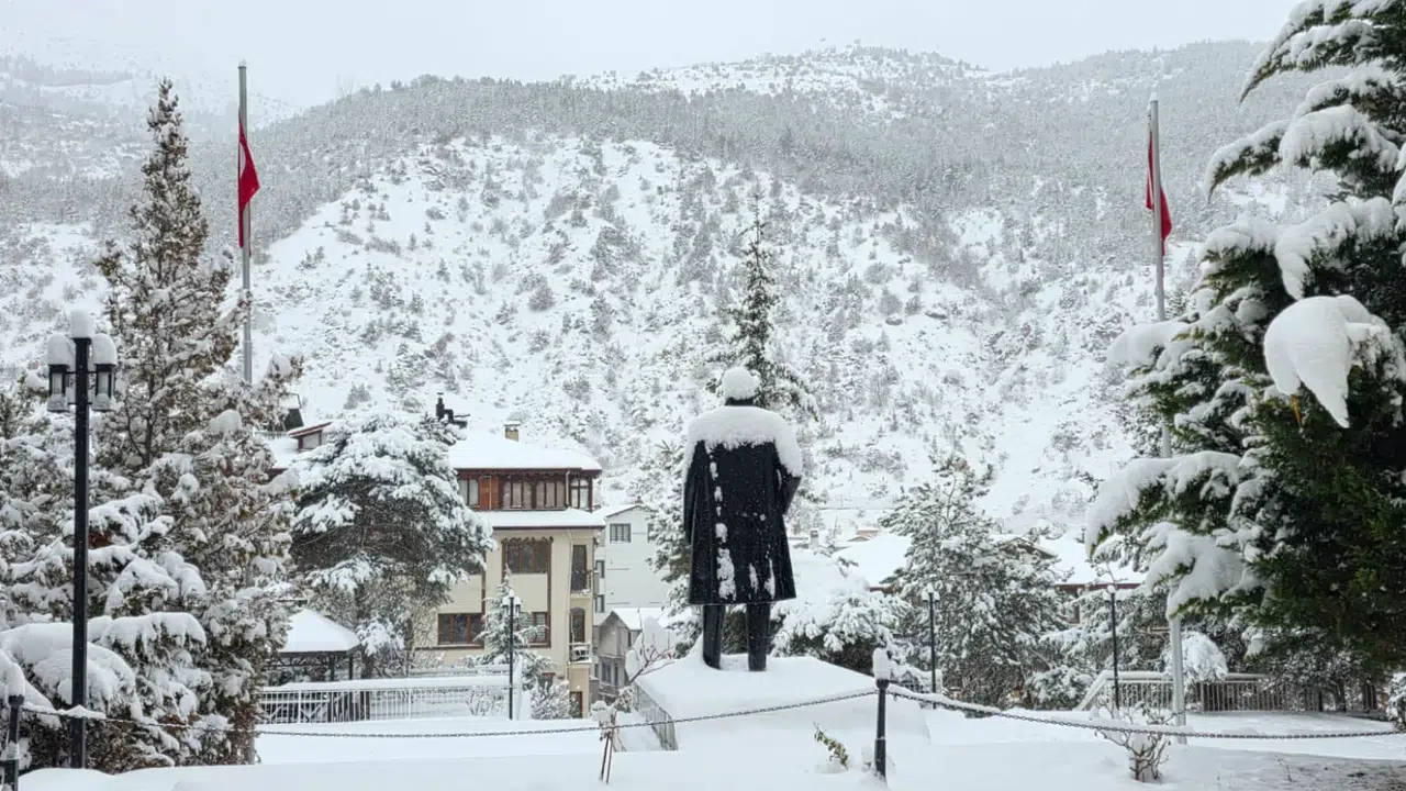 Gümüşhane beyaza büründü: Kar kalınlığı merkezde 27 santimetreyi buldu, 247 köy yolu ulaşıma kapandı