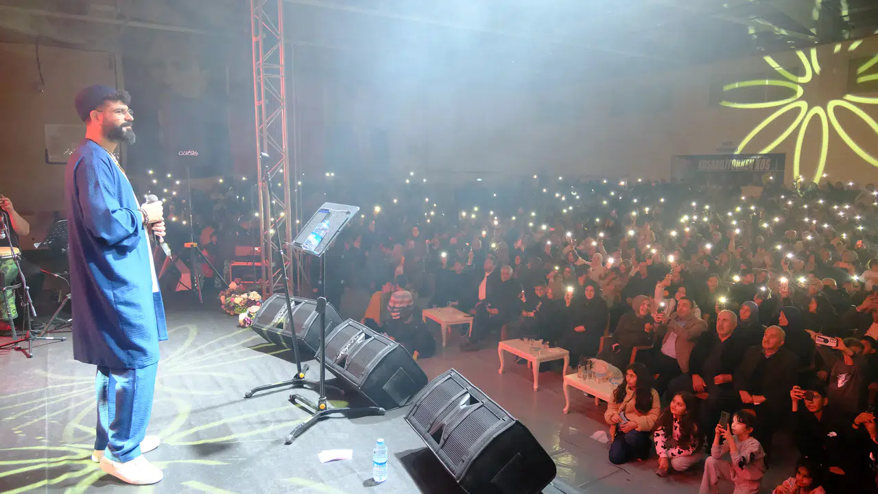 Şiran’da salonlar dar geldi! Binlerce kişi Fadıl Aydın programına katıldı