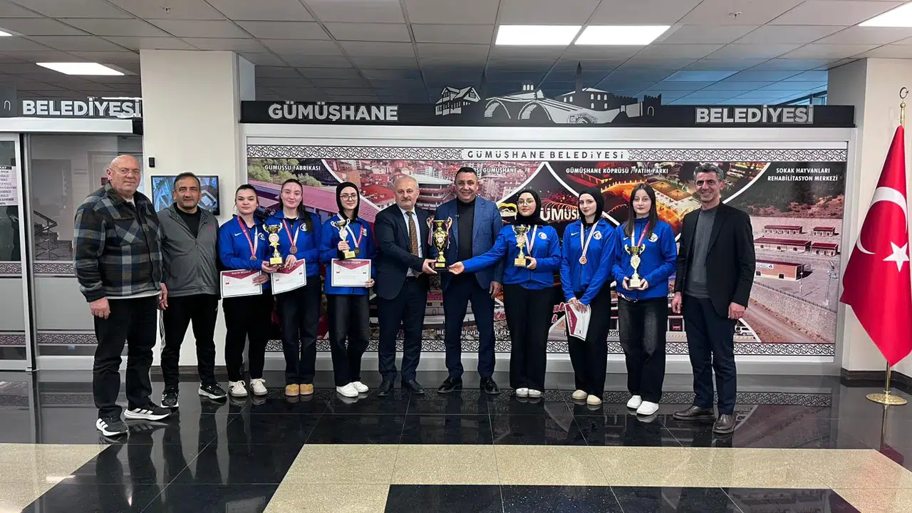 Başkan Başer, Türkiye Üçüncüsü Gümüşhane Lisesi Bowling Takımını Ağırladı