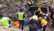 Zigana'da feci kaza: Bariyerlere çarpan motosikletten savrulan 2 genç uçuruma düştü