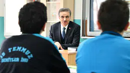 Vali Baruş sınıfa girdi, gençlere o sırrı verdi: ‘Bunu yaparsanız hedefe ulaşmamak için sebep yok’