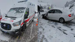 Ambulans ile otomobil çarpıştı: 3 kişi yaralandı