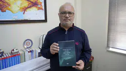 Türkiye’de ilk! Nafiz hoca Anadolu’nun 1700 yıllık kuzey ışıkları tarihini kitaplaştırdı