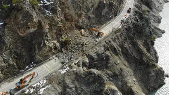 Kürtün yolunu kapatan heyelan havadan görüntülendi