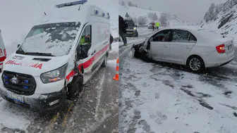 Ambulans ile otomobil çarpıştı: 3 kişi yaralandı