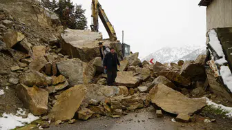 Gümüşhane’de gece yarısı dev kayalar ahırın üzerine düştü