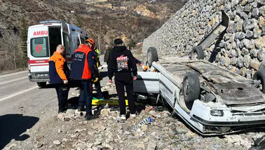 Gümüşhane’de otomobil ters döndü: 2 yaralı