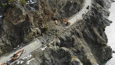 Kürtün yolunu kapatan heyelan havadan görüntülendi