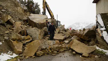 Gümüşhane’de gece yarısı dev kayalar ahırın üzerine düştü