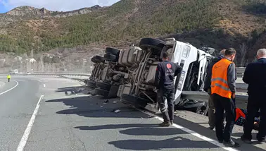 Virajı alamayan TIR bariyerlere saplandı: Sürücü yaralandı