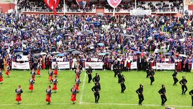 Gümüşhane'de Mezuniyet Coşkusu: Stadyum Tıklım Tıklım Doldu
