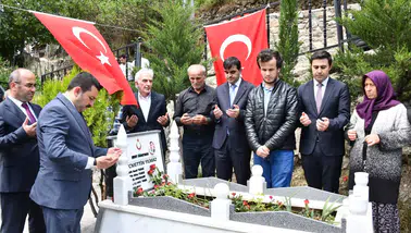 Şehit Öğretmen Necmettin Yılmaz Kabri Başında Dualarla Anıldı