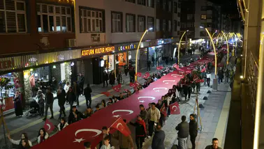 Gümüşhane Sokaklarında Fener Alayı Coşkusu: 103 Metrelik Bayrakla Cumhuriyet Korteji